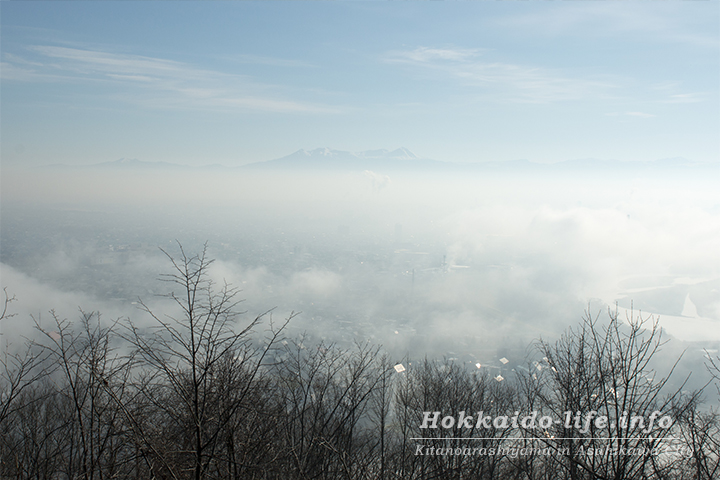 霧が晴れ始めた旭川市街地（2015年11月4日撮影）