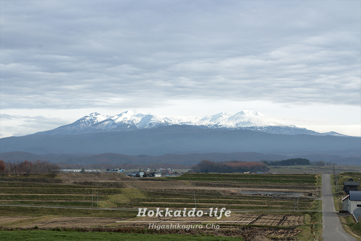東神楽町で最後の紅葉と旭岳・黒岳を撮る