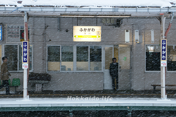 雪降る朝の深川駅のホーム
