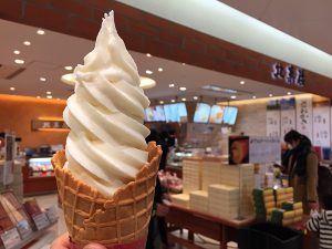 新千歳空港「北菓楼」のソフトクリーム（ヨーグルト味）