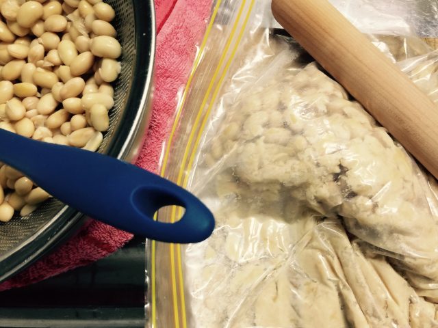 味噌用の豆を潰すのはジップ付き袋とめん棒
