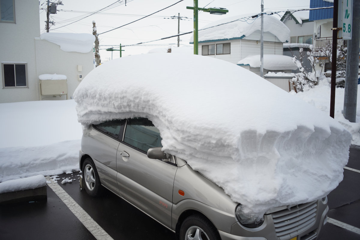 融雪地面と積雪した車